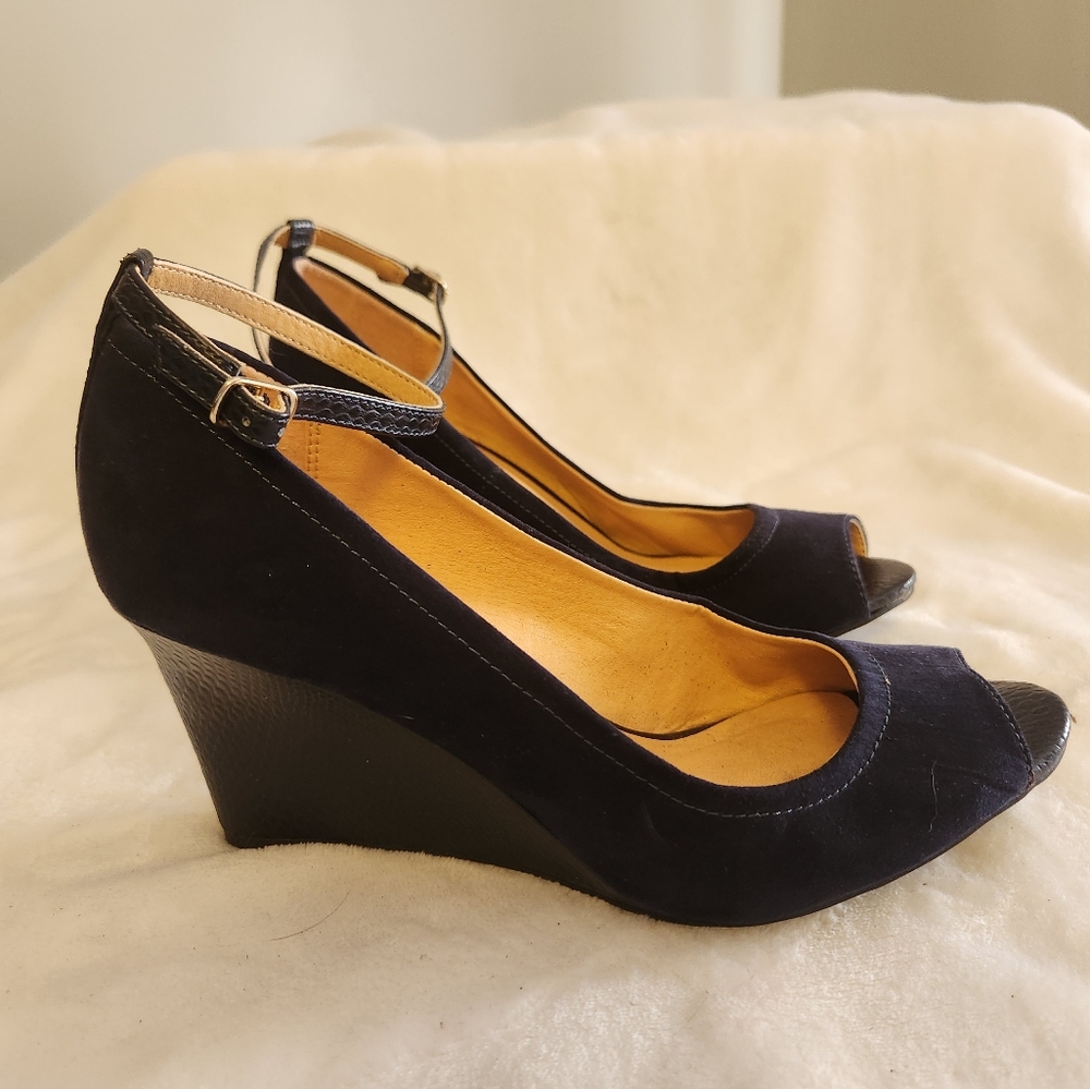 Peep-toe wedges